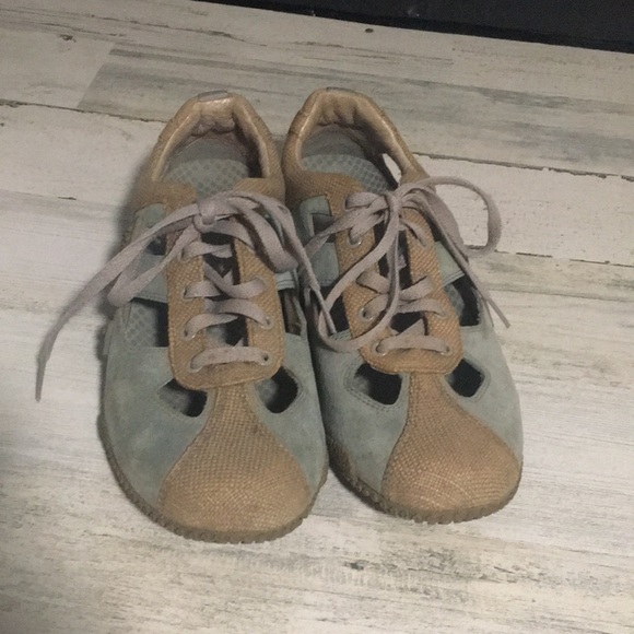 Merrell tan & blue lace up loafers with decorative cut-outs in front size 7 - Picture 1 of 5